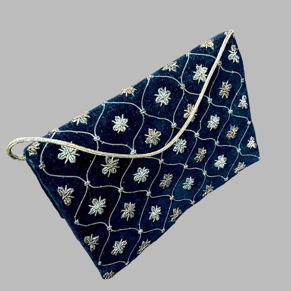 🌺Vintage Velvet Gold Embroidered Wristlet - Picture 8 of 16